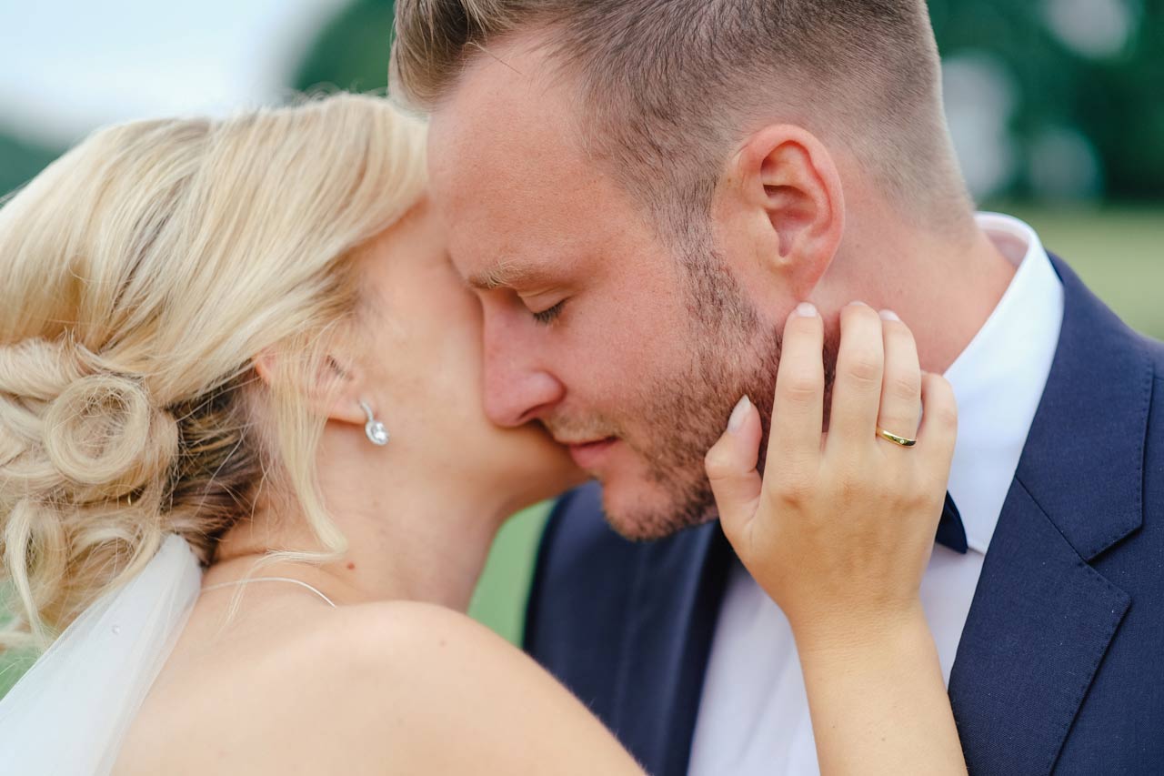 Hochzeitspaar jubelt im Cabriolet