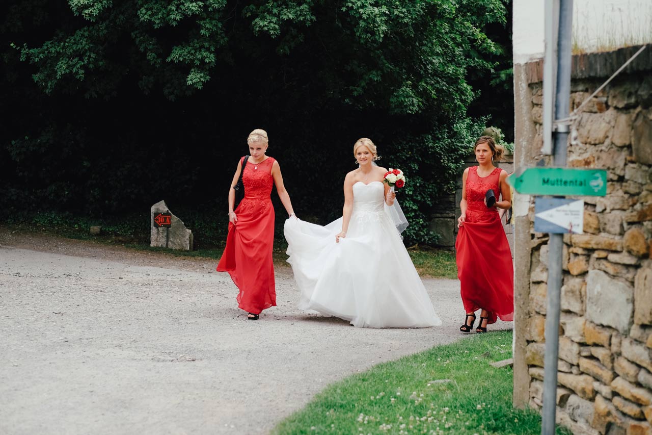 Hochzeitspaar jubelt im Cabriolet