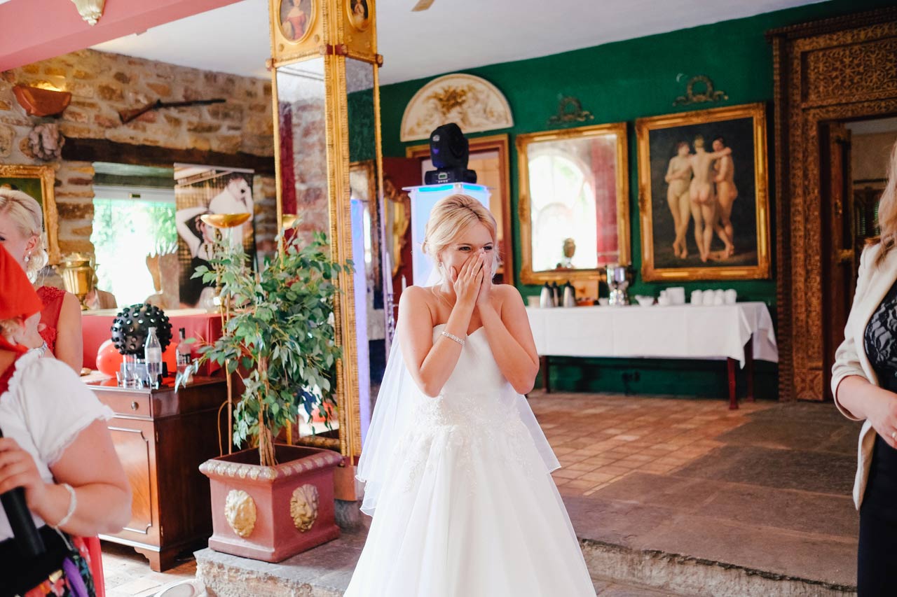 Hochzeitspaar jubelt im Cabriolet