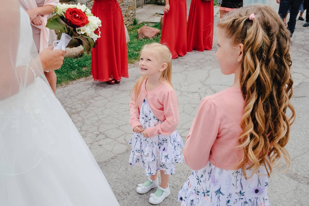 Hochzeitspaar jubelt im Cabriolet