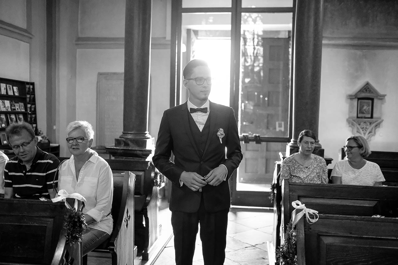 Hochzeitspaar jubelt im Cabriolet