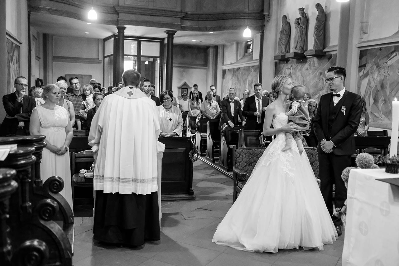 Hochzeitspaar jubelt im Cabriolet