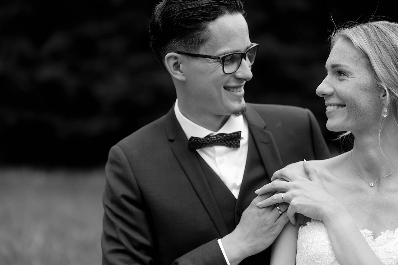 Hochzeitspaar jubelt im Cabriolet