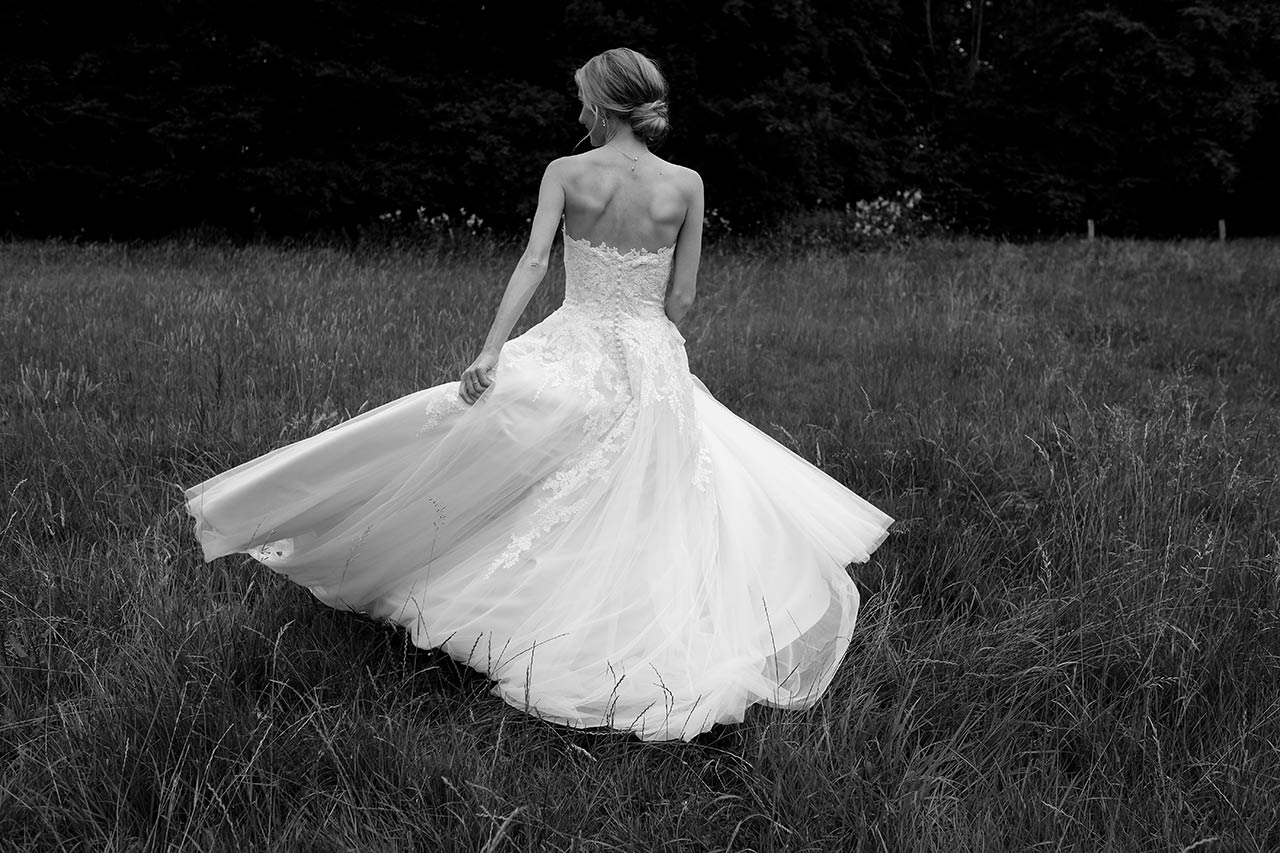Hochzeitspaar jubelt im Cabriolet