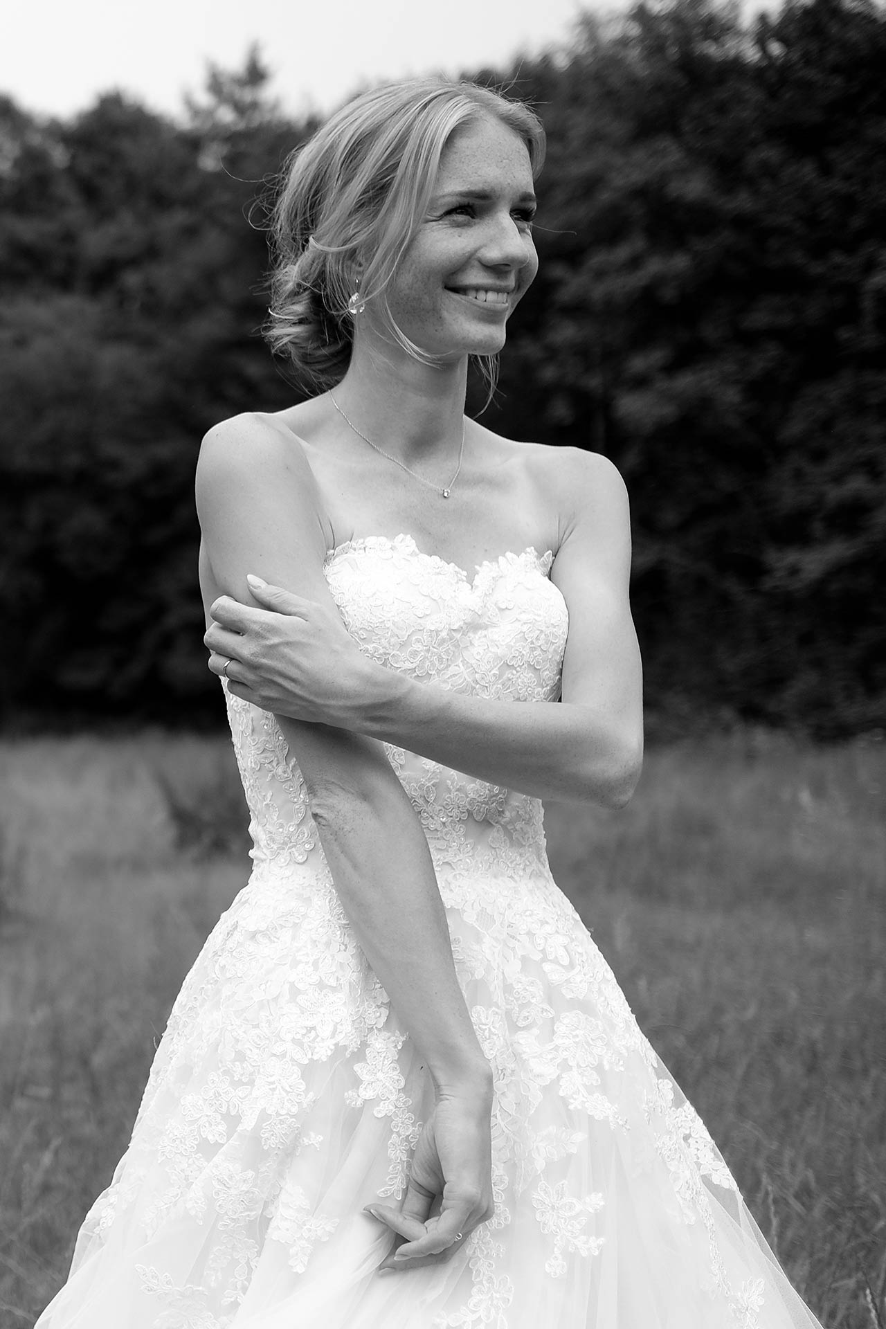 Hochzeitspaar jubelt im Cabriolet