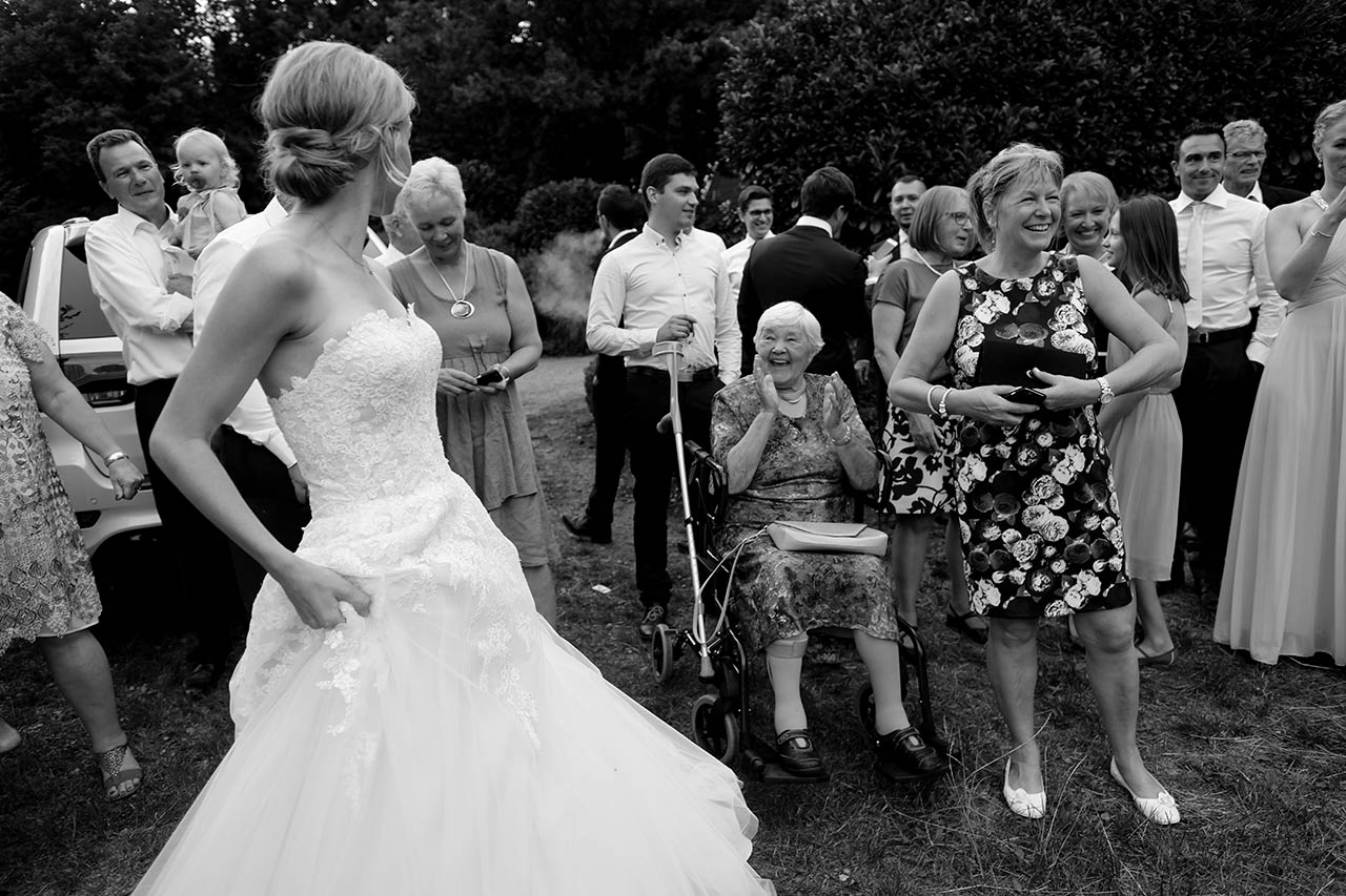 Hochzeitspaar jubelt im Cabriolet