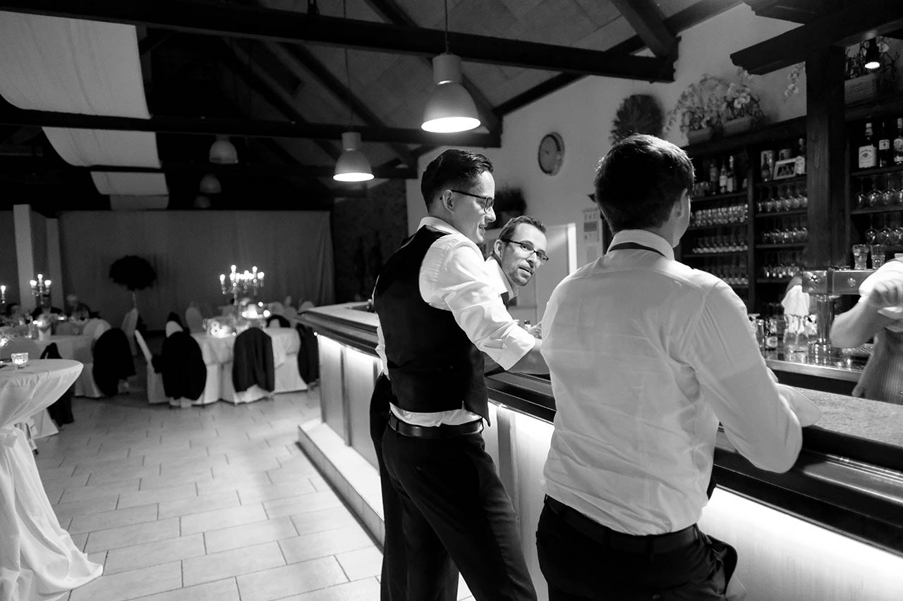 Hochzeitspaar jubelt im Cabriolet