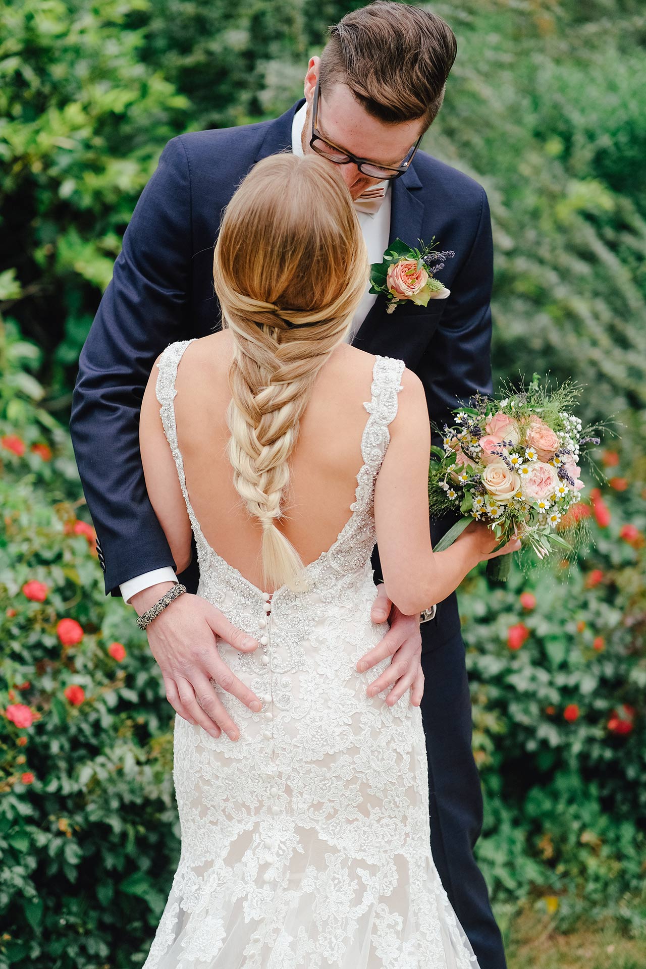 Hochzeitspaar jubelt im Cabriolet